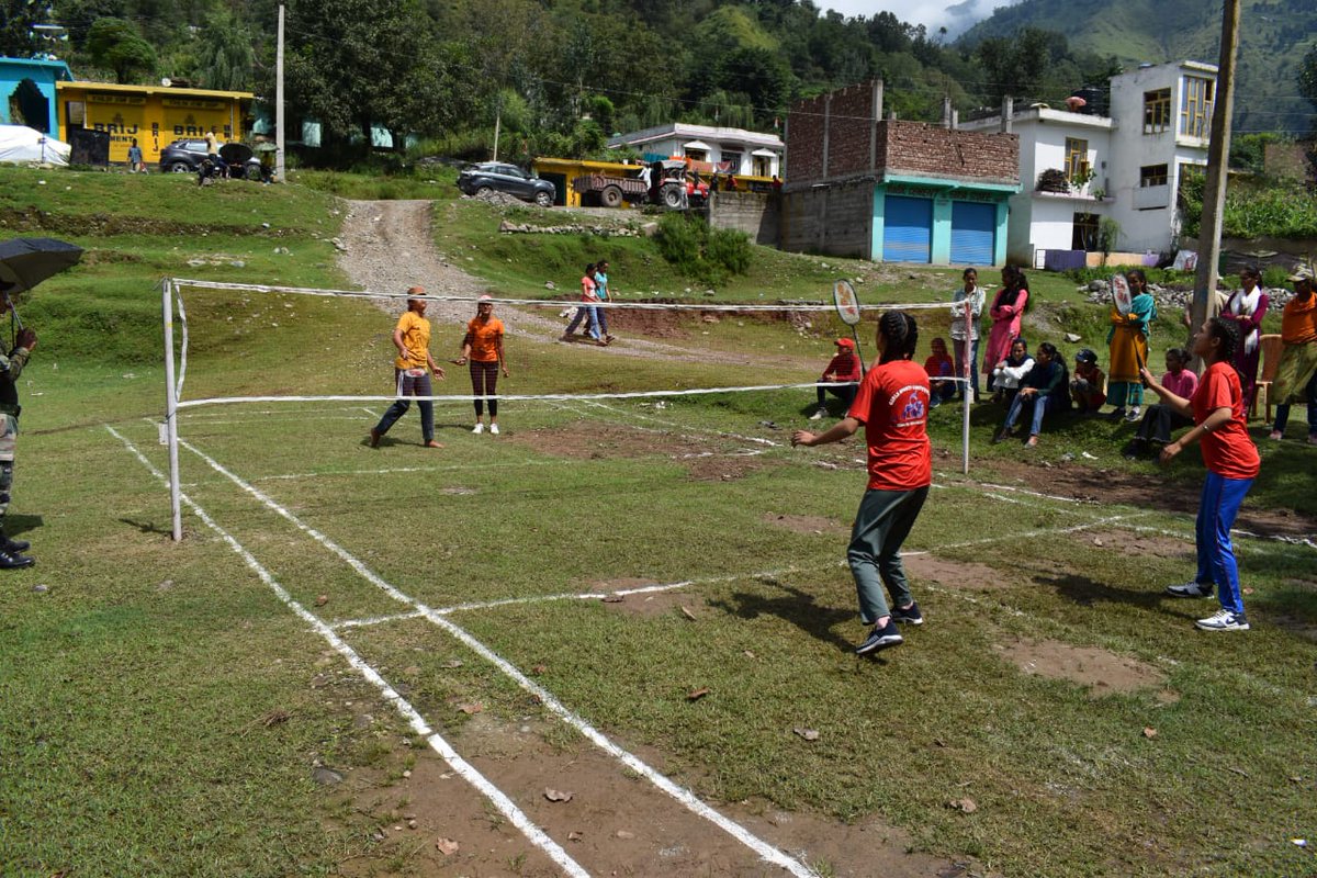 Parveen41062403's tweet photo. #IndianArmy based at #samote organised final matches of inter school sports Festival on #NationalSportsDay at Samote more than 220 girls participated in the events. #AzadiKaAmritMahotsav #agnipathscheme #IndianMatchmaking #Kashmir https://t.co/ndufIpzRR9