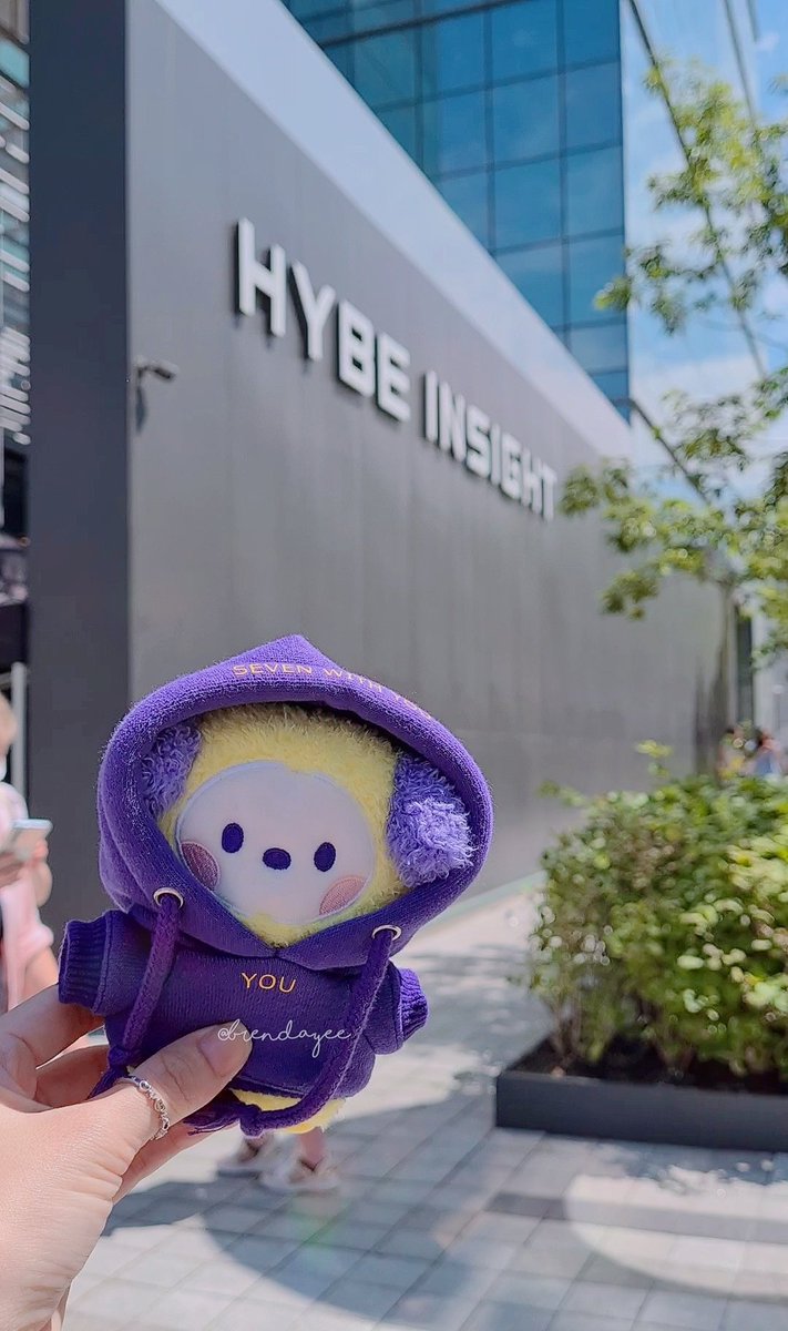 brendayee's tweet photo. So many emotions...can't believe we're finally visiting HYBE INSIGHT today, and on Jungkook ์ผ์ด's birthday!๐ฅบ๐
#chimdaily #CHIMMY #์น๋ฏธ #์นจ๋ฐ์ผ๋ฆฌ
#kimchidiaries
#chimmyinseoul2022 https://t.co/1tRRrQ8x2I