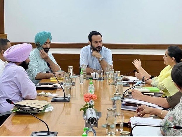 PbHigherEdu's tweet photo. Higher Education Minister @meet_hayer ji held a meeting with the teachers unions of universities &amp; colleges of Punjab and Chandigarh. In which he said to discuss with the CM @BhagwantMann on their demand to increase the salaries as per the recommendations made by the UGC. https://t.co/JwsXt9ZPwG