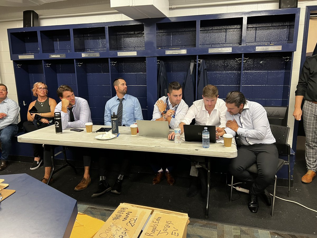 CalgaryRoyals's tweet photo. A big thank you to all of our U15 coaches who have put in a lot of time evaluating more than 200 participants for the draft tonight! https://t.co/hQS1YF08og