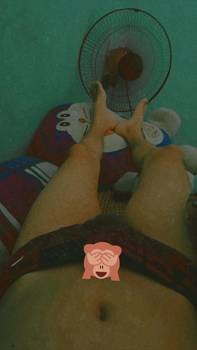 t_2k1's tweet photo. Ai cởi hộ cái quần với , nóng quá 🥵 https://t.co/mW8nKZu8OO