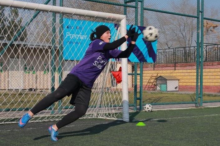 Minky Worden (@minkyshighjinks) on Twitter photo A year ago, the Taliban took over and banned all sports for women+girls as one of its first acts.
Afghan Women’s national team goalkeeper Fatima buried her football trophies+jerseys to save her life—and protect her family.
Vital #longread by <a href="/JulietMacur/">Juliet Macur</a>
nytimes.com/2022/08/31/spo… A year ago, the Taliban took over and banned all sports for women+girls as one of its first acts.
Afghan Women’s national team goalkeeper Fatima buried her football trophies+jerseys to save her life—and protect her family.
Vital #longread by <a href="/JulietMacur/">Juliet Macur</a>
nytimes.com/2022/08/31/spo…