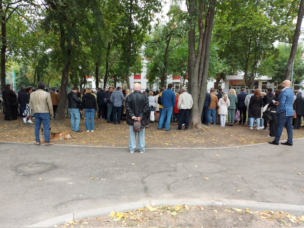 Не пустить родителей первоклашек  на линейку и заставить их смотреть за забором без внятных объяснений. Спасибо за 1 сентября, <a href="/EducationDep/">Департамент образования и науки города Москвы</a>