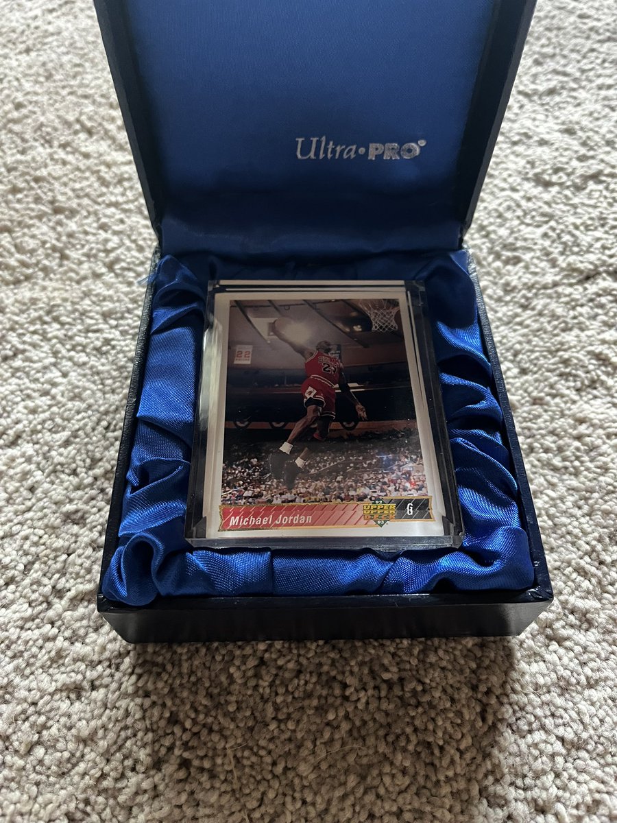 ColbyWilk12's tweet photo. @RyansCardssLLC Full lot. Tons of rookie cards, autographed and jersey cards. $150 shipped for the box. Comes with a bunch of cases as well. https://t.co/yaG9qaUJ5j