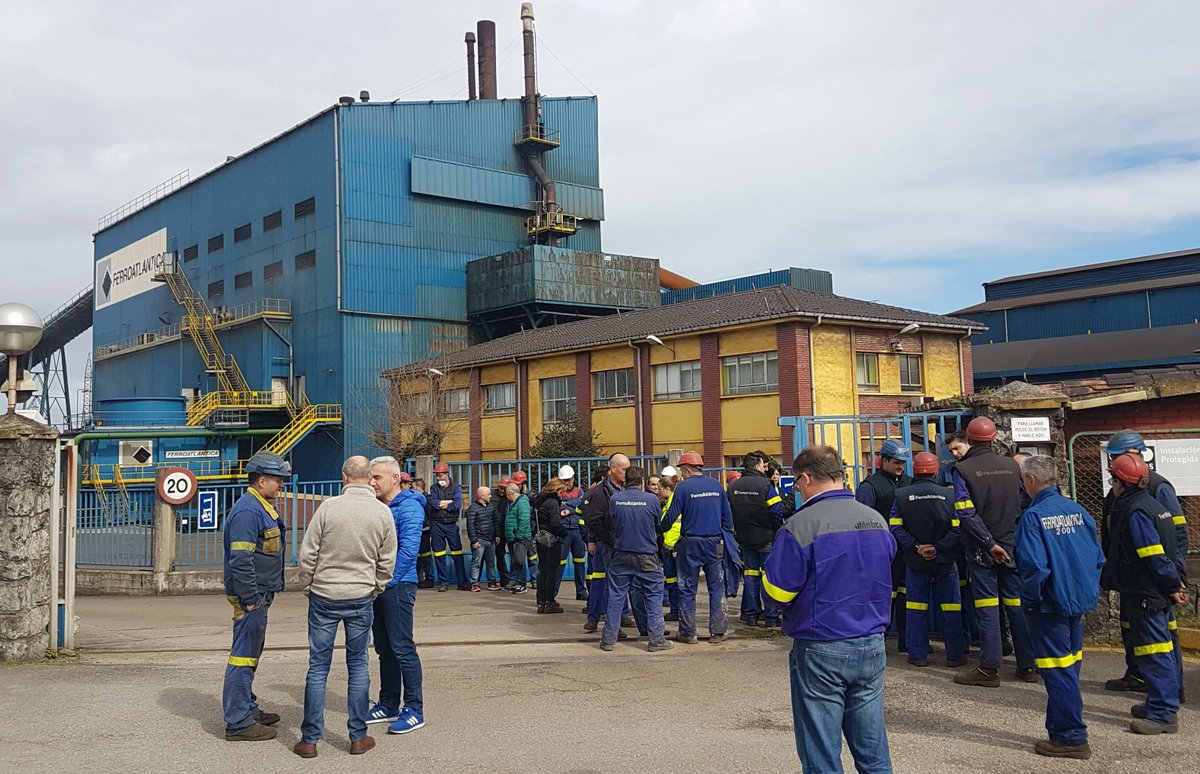 Ferroatlántica anuncia que para todos sus hornos de manera indefinida por los precios de la electricidad. Los sindicatos hablan de "incertidumbre total"