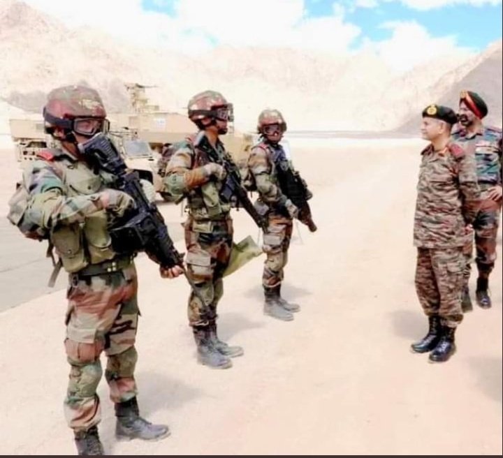 Shomes_quest's tweet photo. Lt Gen Upendra Dwivedi reviewing #ExerciseRedHunt
1st soldier has an Israeli Negev LMG (can fire upto 1000-1100 bullets/min),
2nd soldier has a SIG 716i assault rifle,
3rd soldier is holding a grenade launcher.
#JaiHind🇮🇳🇮🇳
#IndianArmy https://t.co/85krCvZKfu