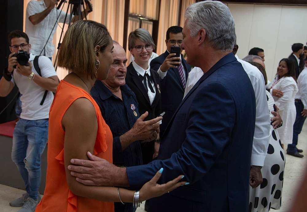 SuselyMorfaG's tweet photo. En el pecho de hombres y mujeres el reconocimiento de un pueblo ❤️🇨🇺
#CubaHonra https://t.co/koHK9eor3Z