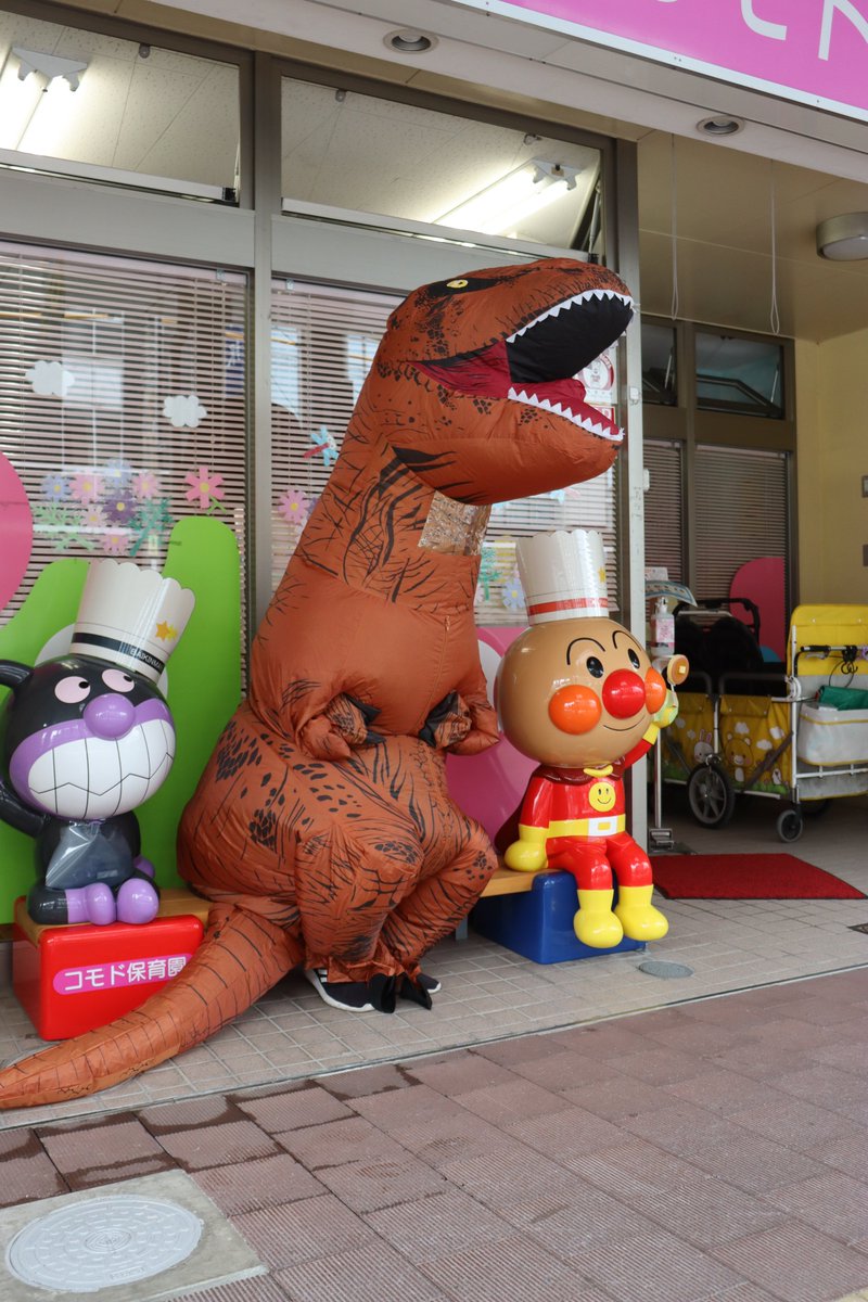 Comodo72404428's tweet photo. な・な・なんと！？
　あんぱんまんジュースを買おうとしているティラノサウルスくんを発見！！
そのままついて行くと、コモド保育園へ遊びに行ったのですが、お昼寝中だった為子どもたちと会えませんでした😢
　そのまま寂しそうに横断歩道を渡りながら帰って行きました・・・
　＃ティラノサウルス https://t.co/6R4YTR64XC