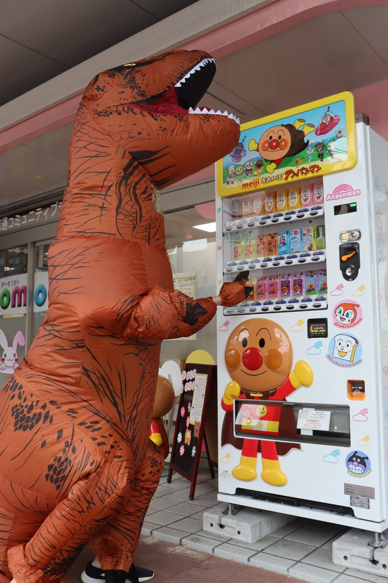 Comodo72404428's tweet photo. な・な・なんと！？
　あんぱんまんジュースを買おうとしているティラノサウルスくんを発見！！
そのままついて行くと、コモド保育園へ遊びに行ったのですが、お昼寝中だった為子どもたちと会えませんでした😢
　そのまま寂しそうに横断歩道を渡りながら帰って行きました・・・
　＃ティラノサウルス https://t.co/6R4YTR64XC