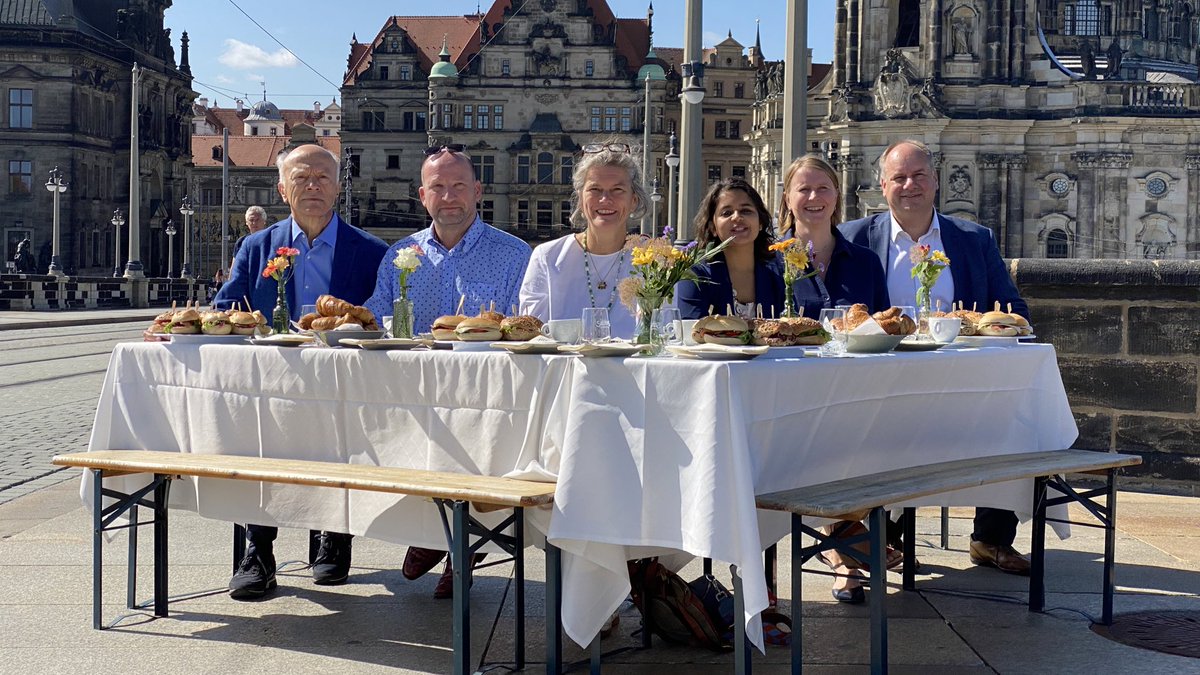CellexStiftung's tweet photo. Montag ist #Gastmahl4all 🥢 in Dresden 

Mehr als 180 Akteure laden zum #Gastmahl4all 🍴 auf die Augustusbrücke &amp; den Schloßplatz ein. Eine wunderbar gedeckte Tafel wird die Brücke überspannen. 

Alle Details: https://t.co/GKwaSw7XvD #DD0509 

⛱ Wir sehen am 5.9., ab 16 Uhr 🎈 https://t.co/MTSEMFZvaS