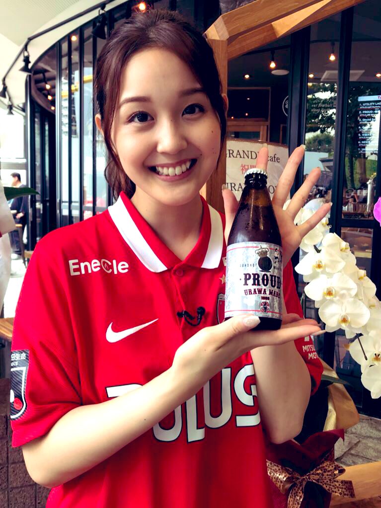 ProudUrawa's tweet photo. -PROUD- “SANSHO” Wheat Ale 魅惑の告知ヴィジュアル内の題名などを、テレ玉レッズ応援番組 GGRアシスタントの笹井千織さんに手掛けていただきました🍺そして先日、テレ玉 REDS TV GGR取材の為、UBPプリュワリーへいらっしゃいました✨ https://t.co/UvTLOXKVe3