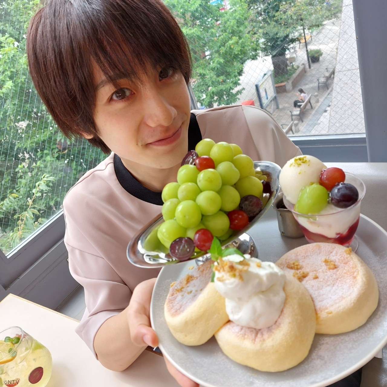 Zip 公式 明日の キテルネ は 秋限定パンケーキ シャインマスカットをふんだんに使ったパンケーキや ハロウィーンイメージのフォトジェニックなパンケーキまで 人気のスイーツ店から秋の食材を使ったパンケーキが続々登場 小西詠斗くんが紹介