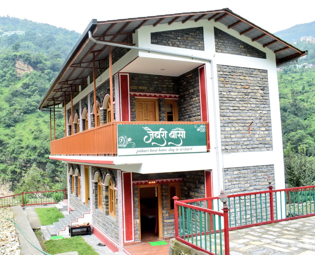 mayurdixitias's tweet photo. Horticulture and tourism departments have jointly created a beautiful home stay near Ukhimath in district Rudraprayag. It is surrounded by fruit orchards, waterfalls and agriculture fields. I urge everyone to visit this homestay. #homestay @pushkardhami @UTDBofficial https://t.co/aKYoyTZf9v