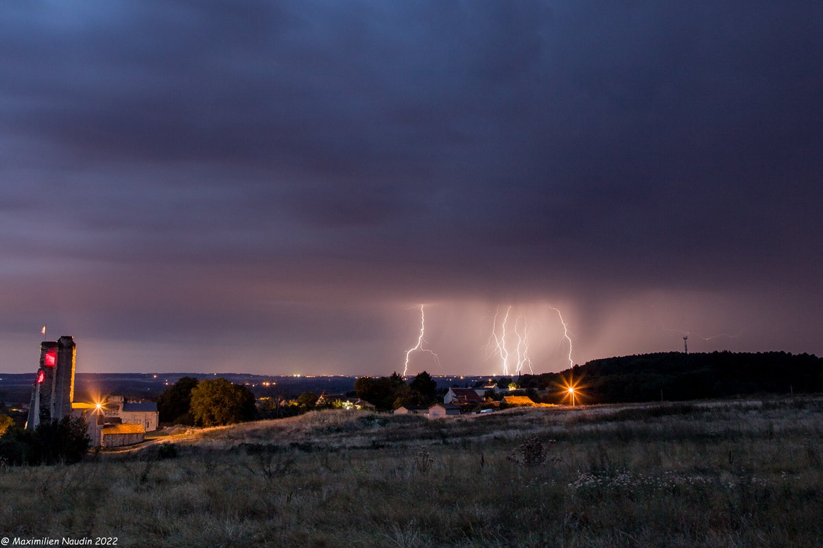 rdvavecdamenat's tweet photo. Festival de foudre hier soir dans le Poitou entre 79/86, avec cette photo simple d'un temps de pose de 40 s  où un impact sera même tombé sur l'une des éoliennes du Rochereau. 70 mm de pluie à Thenezay !
#Vienne86 
#HeyMeteoFrance, @AssoMeteoCentre @CAChatellerault @KeraunosObs https://t.co/hVkBTc7FR1