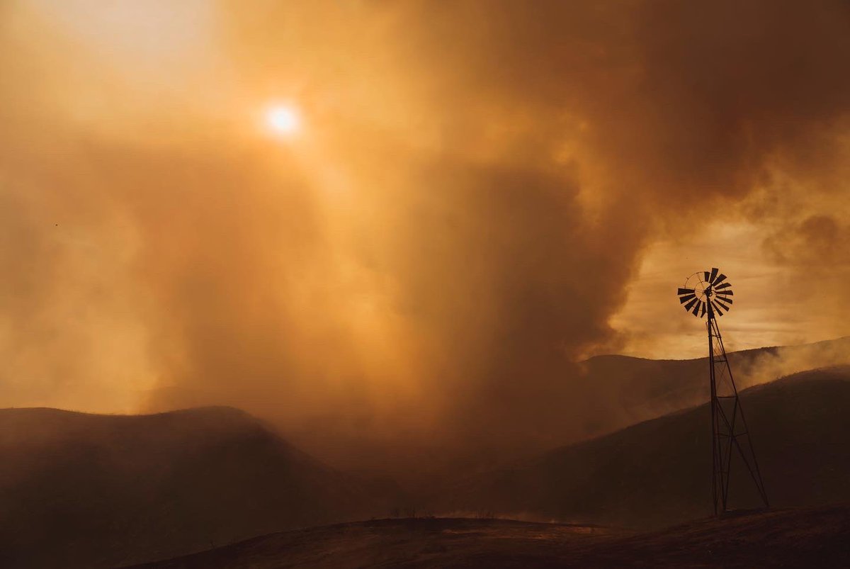 ericthayer's tweet photo. #RouteFire Castaic, CA @business @bloombergimages https://t.co/Txoj9mVIiX
