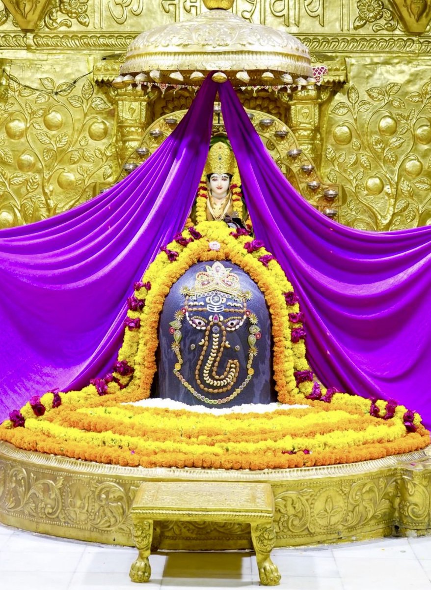 Jayalko1's tweet photo. गिरिजा महेश संग गणेश…

सोमनाथ ज्योतिर्लिंग शृंगार दर्शन🌿 https://t.co/UIChyagLUC