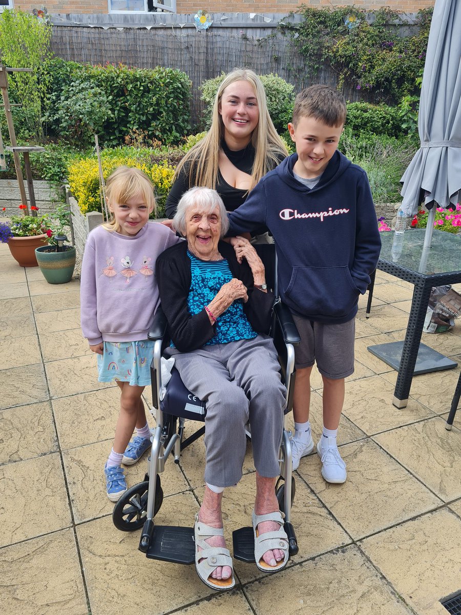 lbubb27's tweet image. ❤️❤️❤️❤️ #GreatNan