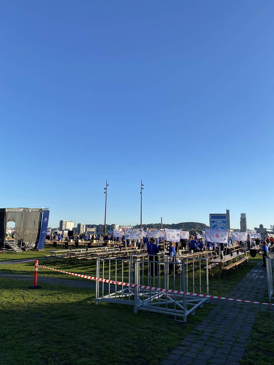 th_bak's tweet photo. Forventninger og spænding i luften en knivskarp morgen på Aalborg havn med de nye bachelorstuderende. Vi glæder os til at tage imod jer på campus. @es_aau https://t.co/XN43XwM24y