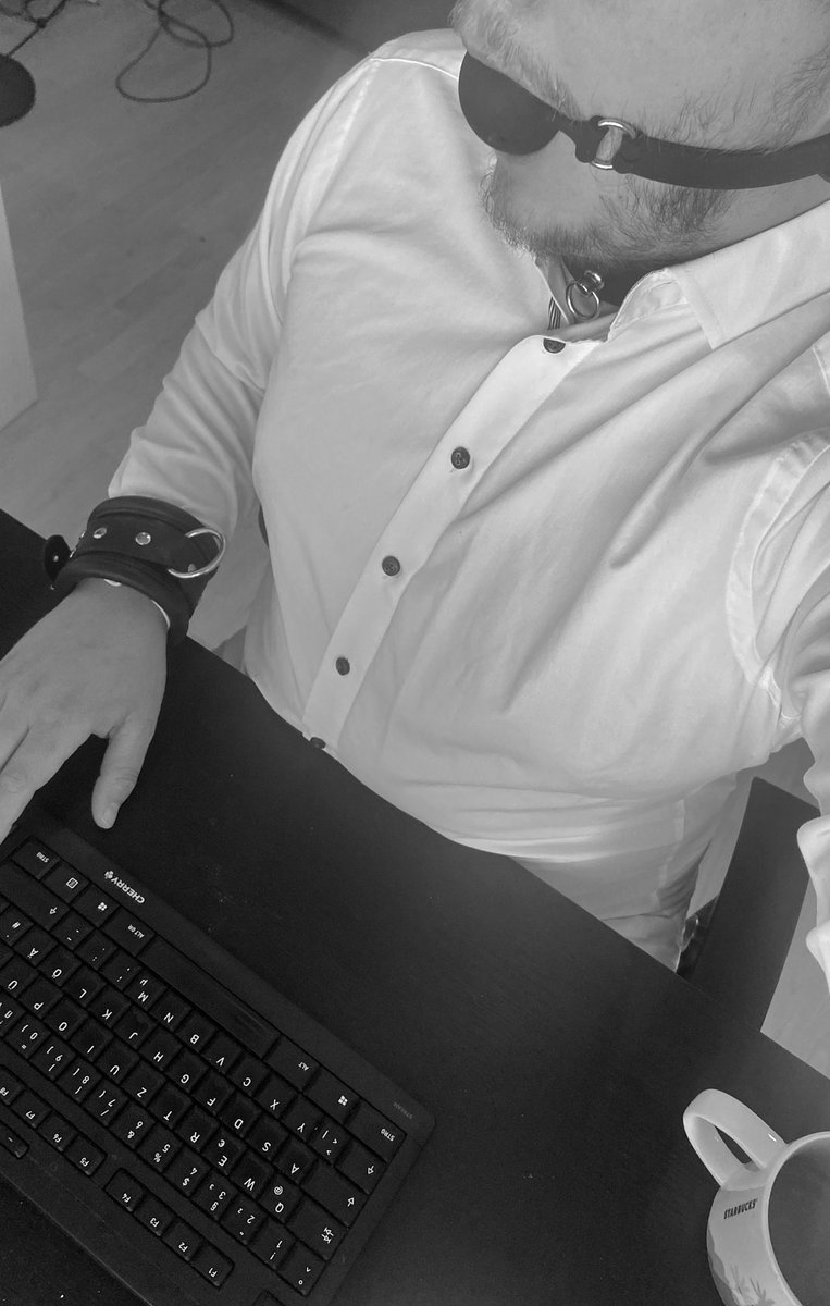 sir_sie's tweet photo. Just a normal day Witze #homeoffice. But definitely #nsfw 
#fun #cuffed #ballgag https://t.co/ocQ4eMtv3B