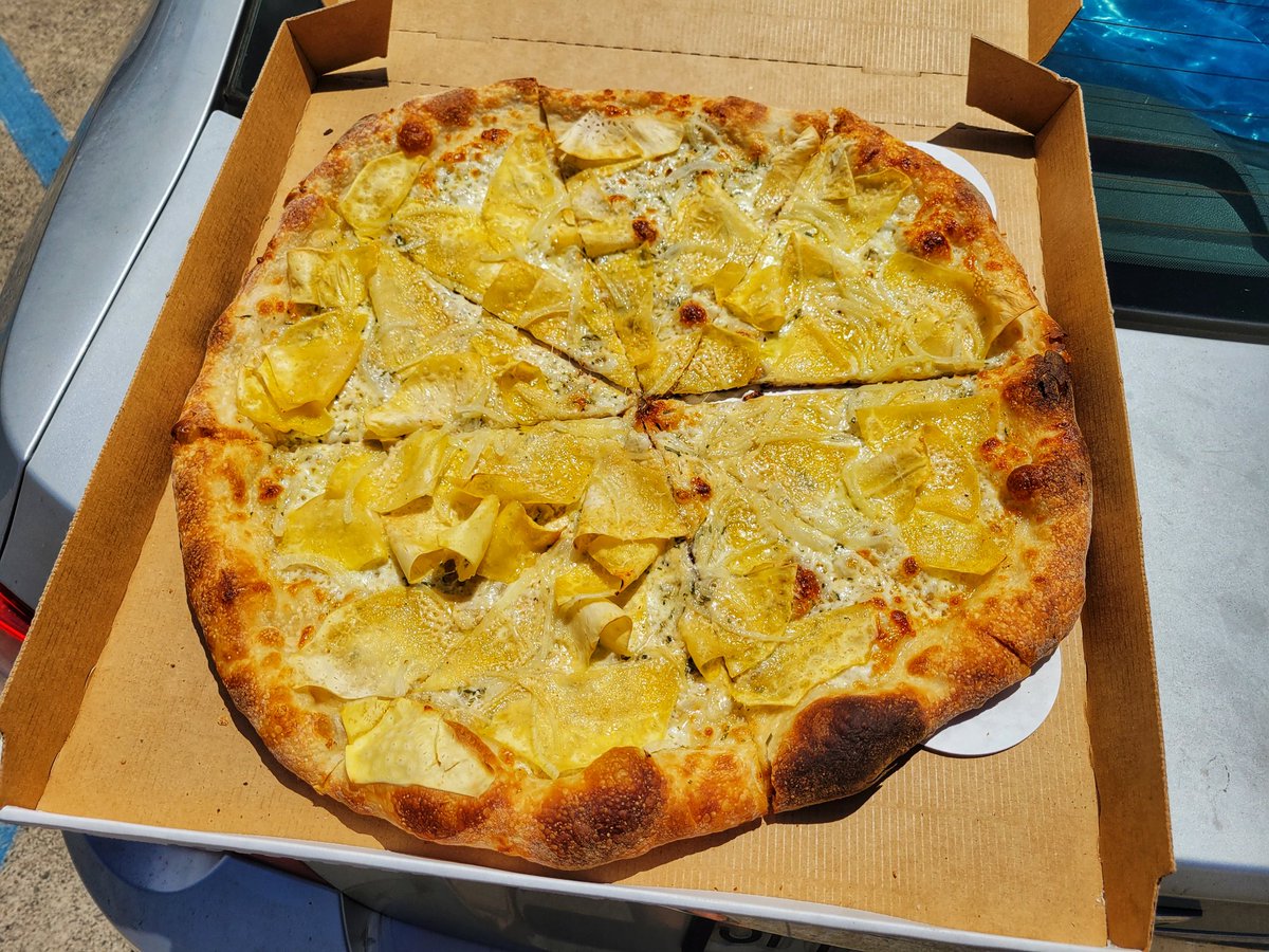 EdOshiro's tweet photo. A NEW topping has emerged from the creative minds at @iliili_cash_carry - Ulu - Perhaps pair this pizza with a Pinot Grigio or Sake #ulu #pizza #cheese #Moiliili #McCully #breadfruit #Parmesan https://t.co/3lkV7sYazO