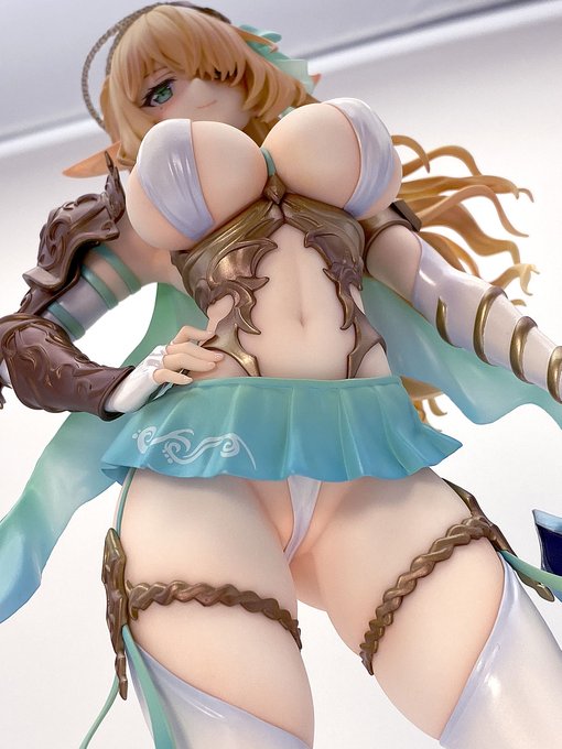 いくら意味をなしていないスカートで
あってもローアングルは撮っていきます。 