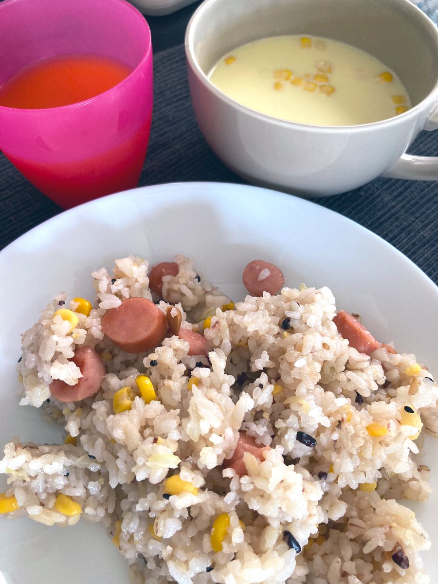 shippo0108's tweet photo. やっと今日から学校始まった。
明日から給食あり😁
今日で昼ご飯作るのも当分なくなるw
#おうちごはん 
#手抜き料理
#ソーセージピラフ
＃昼ごはん https://t.co/hCMNrYehkI