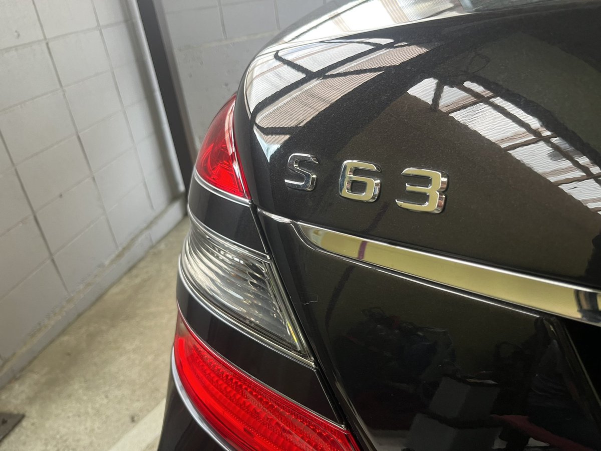 vasques_battery's tweet photo. #AMGs63w221 取付🚘
トランクにひっくり返って作業するのは多分この車くらいです🤣📣
左ハンドルはやっぱかっこいいですね〜⭐️🎉
ダディ頑張ってました☺️☀️🌈
今回のバッテリー:SMF562-19(¥15,000),AGM92-L5(35,500)
工賃:¥5,500
合計:¥56,000
#AMGs63 #バッテリー交換 #バスケスコーポレーション https://t.co/4KrJwyx4eT
