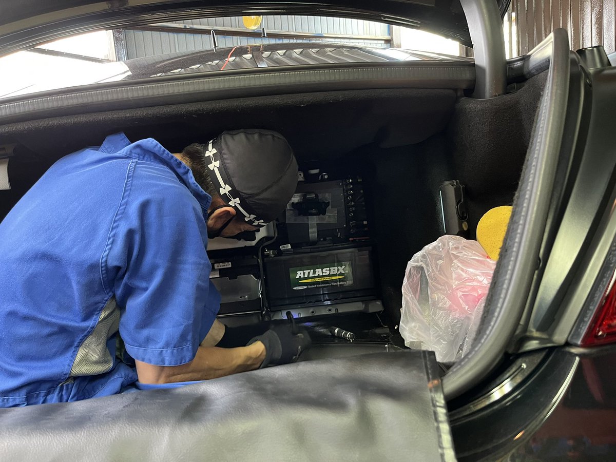 vasques_battery's tweet photo. #AMGs63w221 取付🚘
トランクにひっくり返って作業するのは多分この車くらいです🤣📣
左ハンドルはやっぱかっこいいですね〜⭐️🎉
ダディ頑張ってました☺️☀️🌈
今回のバッテリー:SMF562-19(¥15,000),AGM92-L5(35,500)
工賃:¥5,500
合計:¥56,000
#AMGs63 #バッテリー交換 #バスケスコーポレーション https://t.co/4KrJwyx4eT