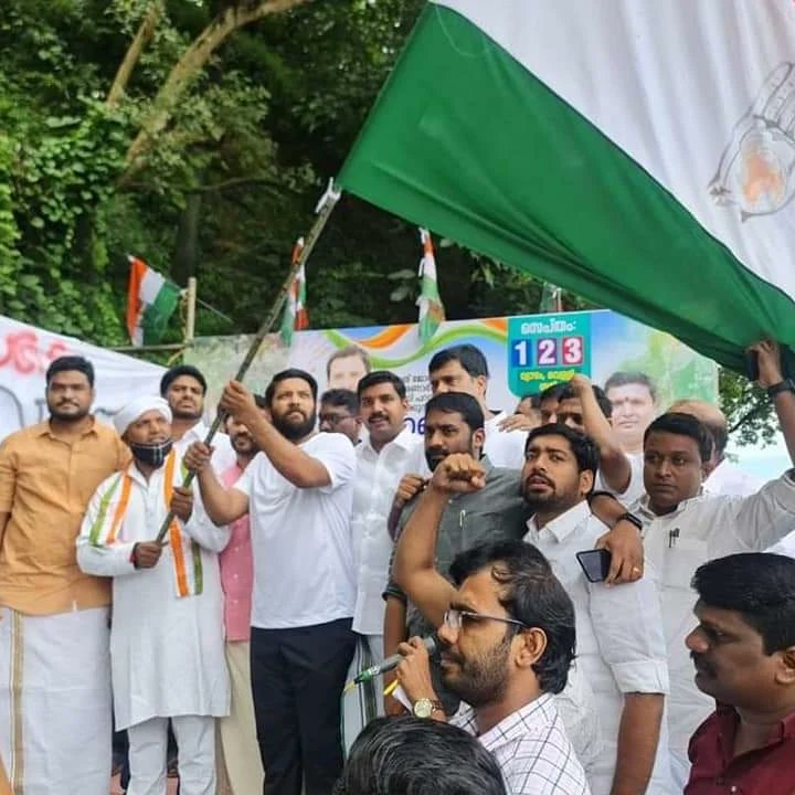 IYC's tweet photo. Members of @IYCKerala started a "RIDE FOR UNITY BIKE RALLY" Nilambur to Parassala. Inaugurated by IYC President @srinivasiyc Ji, led by IYC Kerala President @shafiksu 

#BharatJodoYatra https://t.co/dHDaOxoi7D