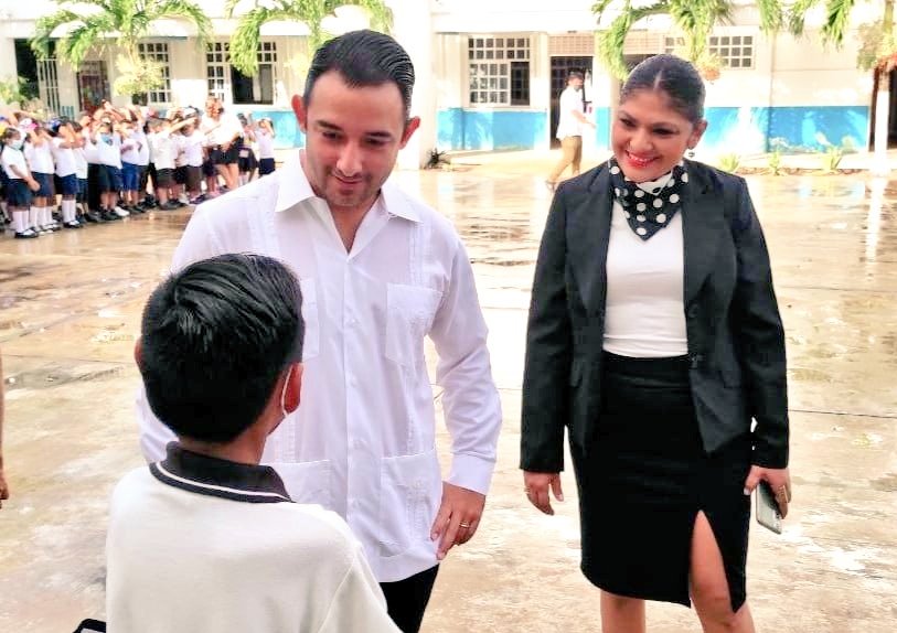 MonitorOnlineQR's tweet photo. Visita Pablo Gutiérrez la primaria “Mario Pantoja Méndez”, para invitar a conformar el Cabildo Infantil #Cancún 

Nota completa 👇
https://t.co/YWYMYQSbL1 https://t.co/UJ5BzNd4mH