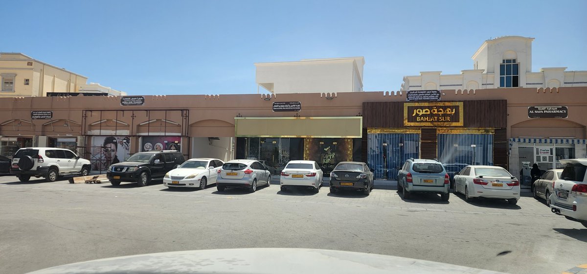 بعد الدعم الذي تفضلت به شركة أوميفكو في تطوير سوق صور القديم، ترجع عشوائية اللوحات لتفقدة جماليته... نرجو من بلدية صور التدخل لتنظيم (قياس،أرتفاع، اللوان) اللوحات ليبقى جميلً
<a href="/OMIFCO/">أوميفكو</a> @alsharqyasouth @ss_governor