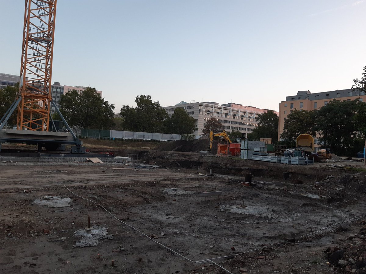 1020Exit's tweet photo. Interessantes Eck grad, dass die #Klimapolitik der @SP_Wien gut beschreibt. #Praterstern mit Rollrasen ausstatten, #VenedigerAu 3.000m2 Wiese verbauen, #Kaiserwiese die Natur für die Großveranstaltung #Kaiserwiesn zurecht stutzen und Rasen jedes Jahr ruinieren.
#leopoldstadt https://t.co/zqO9kqqP0m