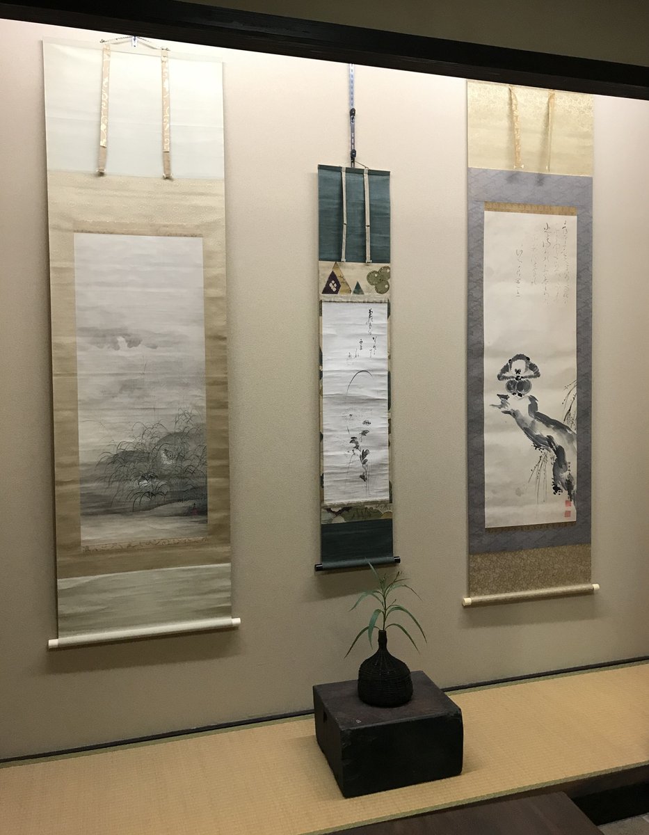 watanabe_arts's tweet photo. ただいま店頭では、秋の掛軸などを展示しています。
酒井抱一　月兎図
小磯良平　二人の女（額装）
谷文晁　倭絵武蔵野図
雛屋立圃　菊花図自画賛（中廻辻が花染）
良寛　猿猴図
安藤竹良斎　虫籠花入
#日本美術 #掛軸 #琳派 #抱一 #月兎 #虫籠
#japaneseart #rinpa #hoitsu https://t.co/Qfs8hhMA6I