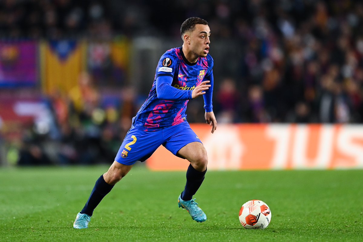 FabrizioRomano's tweet photo. Sergiño Dest is flying to Milano right now, he’ll be in Italy in one hour with his agent — medical tests and then contract signing around 4pm as new AC Milan player. 🚨🔴⚫️ #ACMilan

▫️ Loan with €20m buy option;
▫️ One year deal plus potential 2027.

100% done. #DeadlineDay https://t.co/xJmsIlJapS