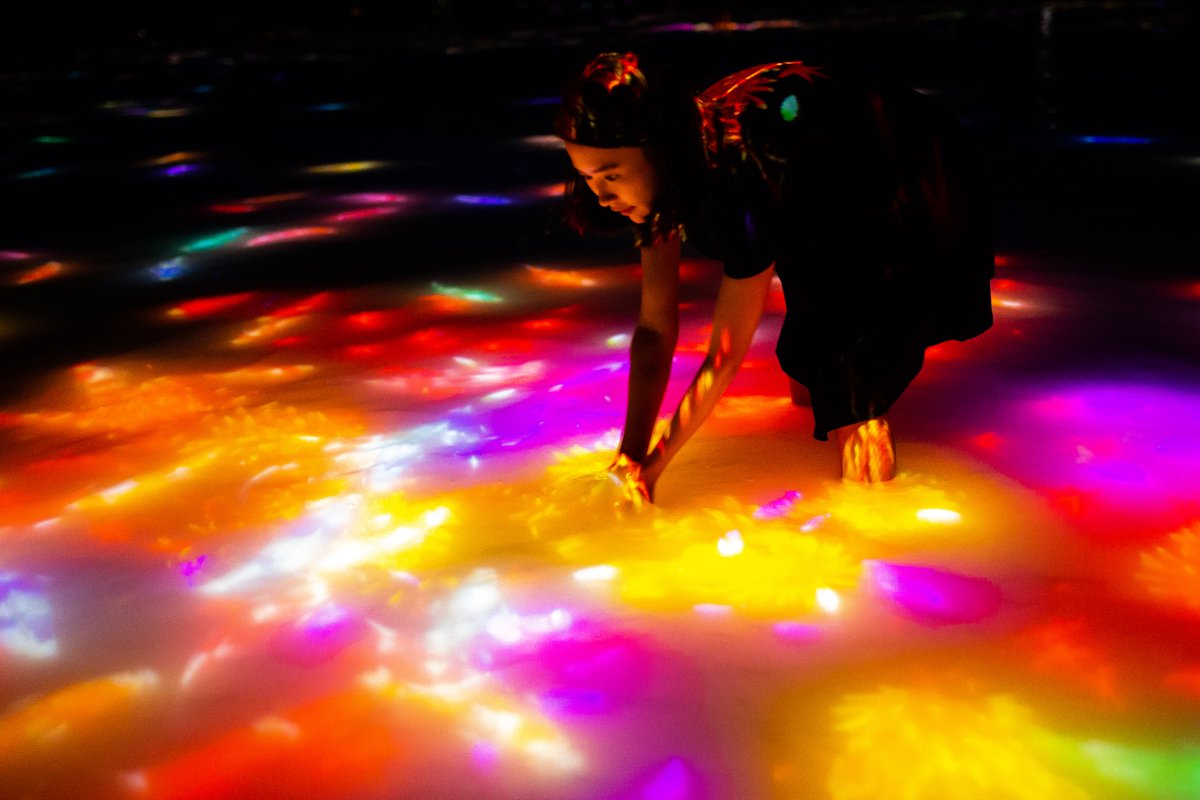 teamLab_net's tweet photo. “Drawing on the Water Surface Created by the Dance of Koi and People - Infinity”
Koi swim on the surface of water that stretches out into infinity. People can walk into the water. 

teamLab Planets TOKYO
Until End of 2023
https://t.co/aasRhVJkSn https://t.co/UlGrAsBdpc