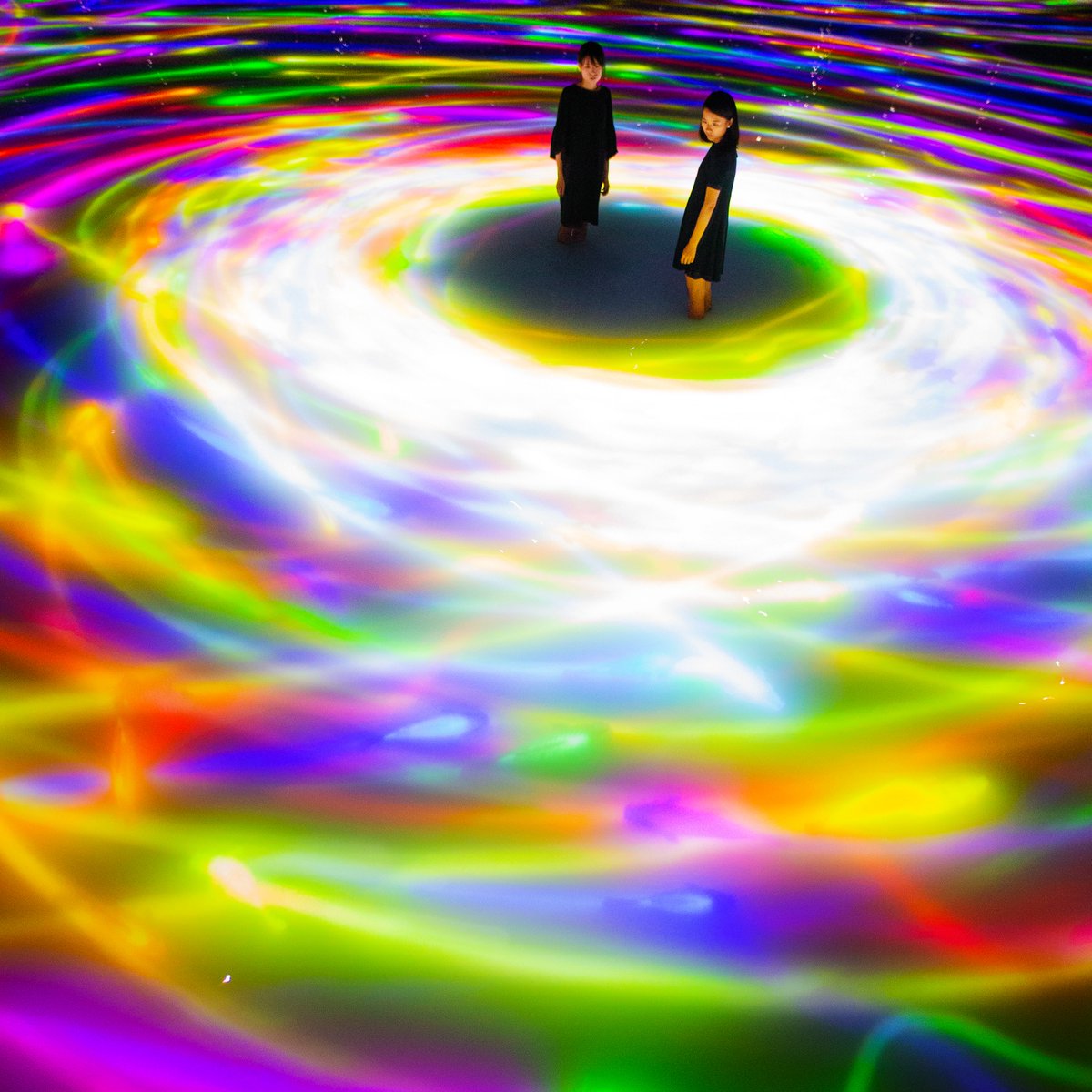 teamLab_net's tweet photo. “Drawing on the Water Surface Created by the Dance of Koi and People - Infinity”
Koi swim on the surface of water that stretches out into infinity. People can walk into the water. 

teamLab Planets TOKYO
Until End of 2023
https://t.co/aasRhVJkSn https://t.co/UlGrAsBdpc