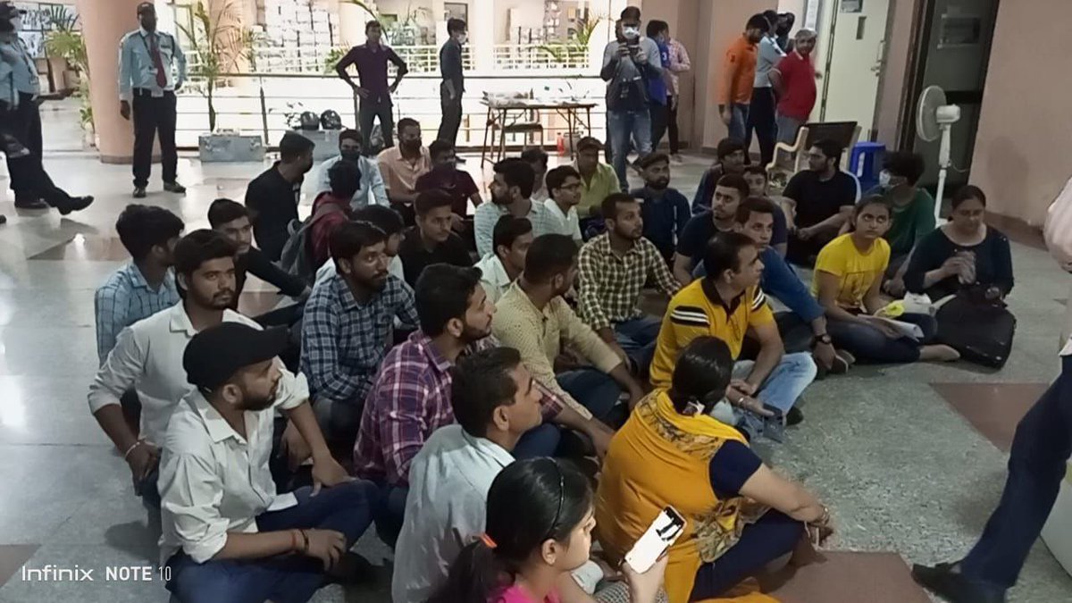 das_simiran's tweet photo. JEE students and there parents demanding for the justice for jee mains 3rd attempt if anyone want to join  in NTA DELHI  OOKHLA OFFICE 🙏 #JEEMainsThirdAttemptForAll #JEEMain2022 @nsui @Neerajkundan @republic @supersiri20 @Swamy39 @RahulGandhi @ArvindKejriwal https://t.co/1YvIm5GNgV