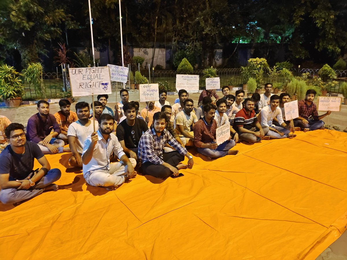 ন্যায্য অধিকারের দাবিতে গভীর রাত্রেও আমরা অবস্থান বিক্ষোভে সামিল✊
এই লড়াই চলছে_____চলবে 
#increase_veterinary_intern_stipend
#increase_veterinary_internship_allowance
<a href="/MamataOfficial/">Mamata Banerjee</a> <a href="/SwapanDebnath98/">Swapan Debnath</a>
<a href="/AITCofficial/">All India Trinamool Congress</a> <a href="/atul1chaturvedi/">atul chaturvedi</a> @Murugan_MoS <a href="/Dept_of_AHD/">Dept of Animal Husbandry & Dairying, Min of FAH&D</a> <a href="/presidentVCI/">Dr. Umesh C Sharma</a>