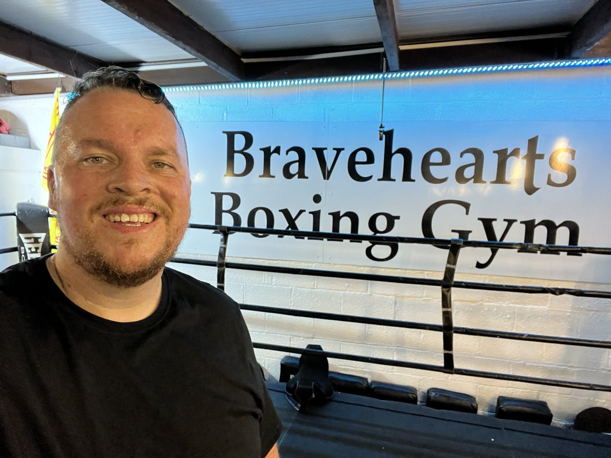 For last nights dinner I done a few laps of The Hup Lee Buffet Restaurant and this morning I done a boxing circuit at Bravehearts Boxing! 

You know your fat when you spew up a full slice of prawn toast during a circuit session 😂😂