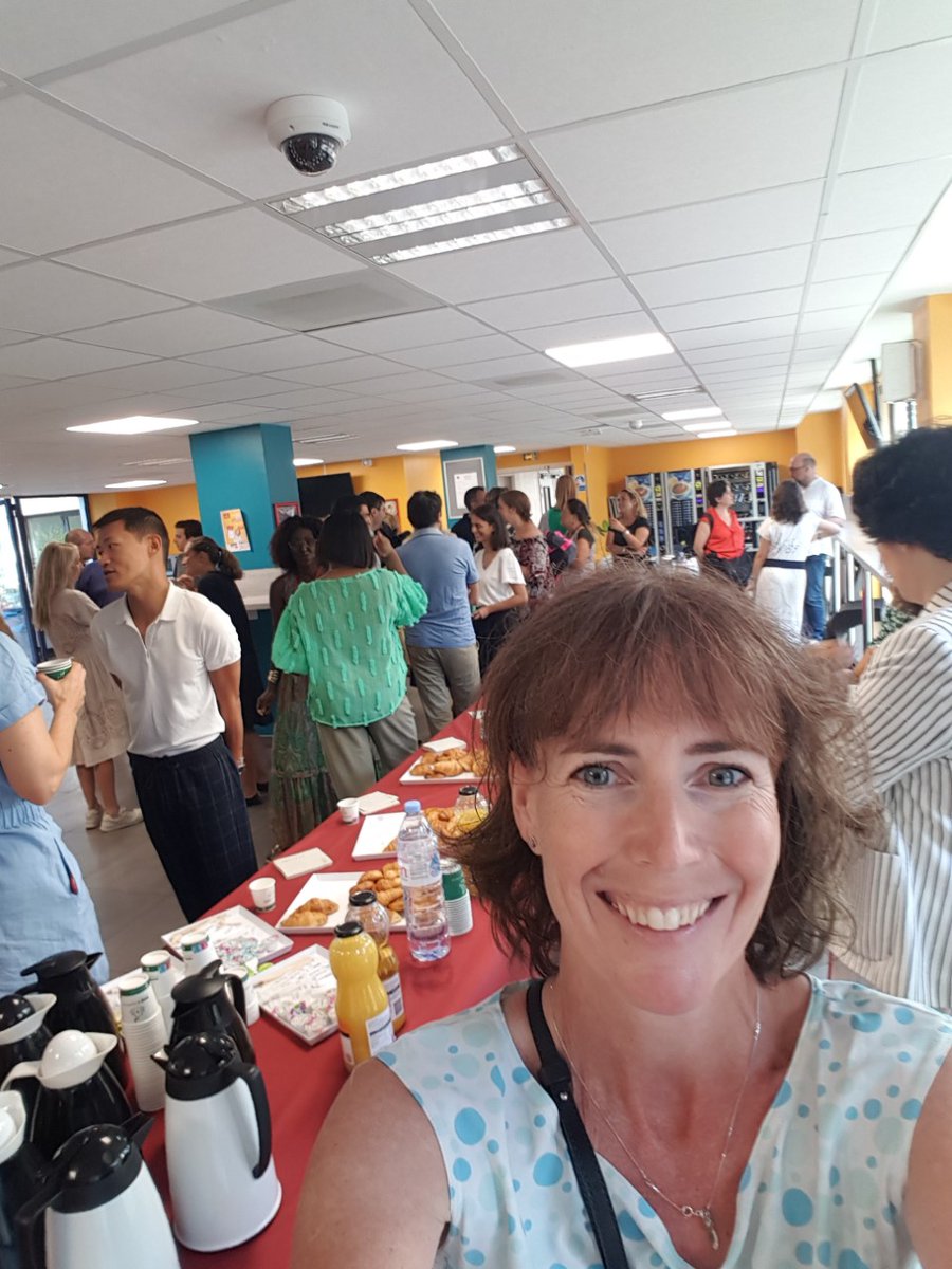 #backtoschool #Rentree2022 #ESSCA 
Rentrée des équipes à l’ESSCA. Bienvenue à tous nos étudiants😊
#MOOC Creative Box : Formation gratuite en ligne sur la créativité et l’innovation.
Prochaine session : le 19 septembre 2022 (5 semaines) 
Inscription : essca.fr/programmes/mooc