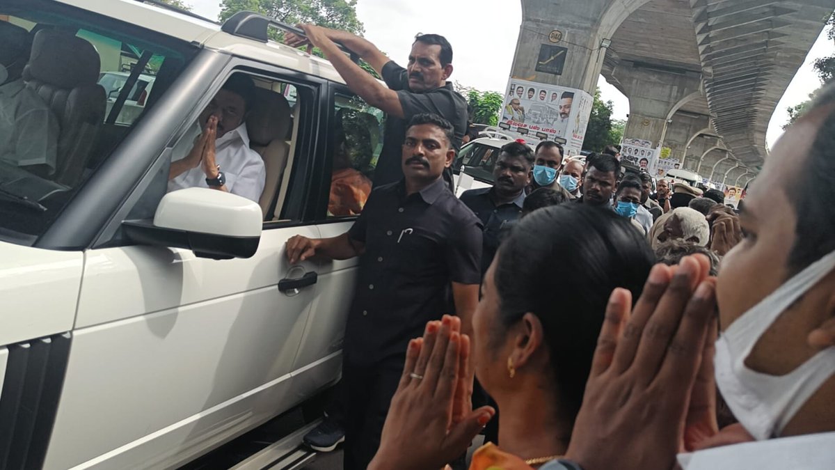 Dheivam72's tweet photo. முன்னாள் அமைச்சர் திரு. பொங்கலூர் நா. பழனிசாமி அவர்களின் இல்ல திருமண விழாவிற்கு கோவை வருகை தந்த மான்புமிகு தமிழ்நாடு முதலமைச்சர் திரு. @mkstalin அவர்களை காலை வரவேற்ற தருணம் . 

@PayyaKrishnan

#DMKCoimbatore https://t.co/LvjXh2jhfz