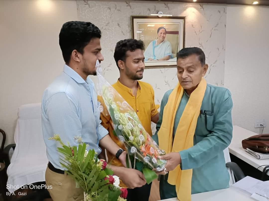 ForumBengal's tweet photo. আজ প্রাণী সম্পদ বিকাশ দপ্তর এর ভারপ্রাপ্ত মাননীয় মন্ত্রী শ্রী স্বপন দেবনাথ মহাশয় এর সঙ্গে আমাদের দীর্ঘ দিনের আন্দোলন এর দাবি ভেটেরিনারি ইন্টার্নশিপ ভাতা বৃদ্ধি নিয়ে  সাক্ষাৎকার করা হলো।
Our_stipend_our right✊
#increase_wb_vet_stipend
@MamataOfficial @SwapanDebnath98 https://t.co/BPyjB0IDvC