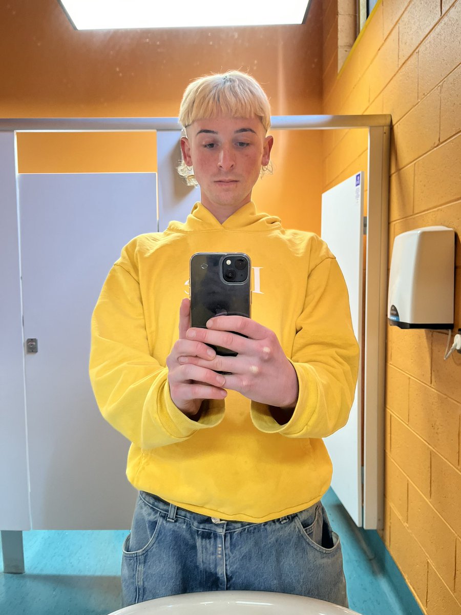juicyjays____'s tweet photo. i say i serve cunt but i’m actually just a f@g in a yellow dime hoodie https://t.co/nlQcBg55Z4