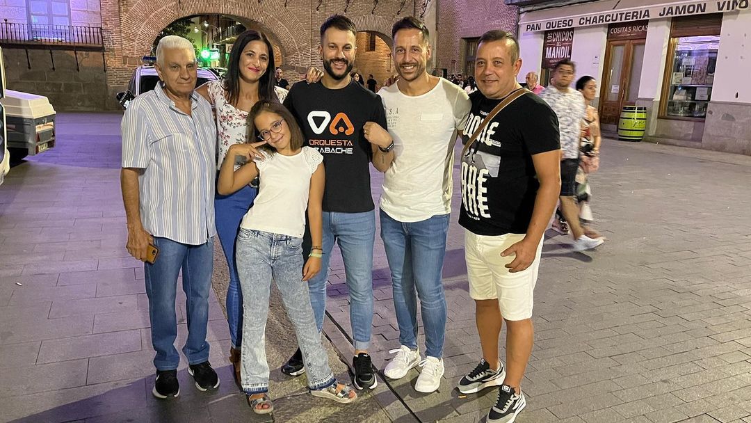 OAzabache's tweet photo. Parte de nuestro equipo técnico con @zeusrboficial de @paris_de_noia_ tu amabilidad✨
.
.
.
#compañerosdelgremio #musicos #lamusicaesvida #orquestaazabache #parisdenoia #orquestasyfiestas #sanantolin #medinadelcampo https://t.co/1b70Mm7ISh