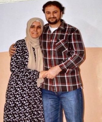 Hakan Kanat'ın eşi @KanatNesli
"6 yıl bitti bekle ki gelsin adalet.Her şeyi yaşadık, gördük. Bi adaleti göremedik.Hasret,özlem,mesafe, yollar,hastalık..Yorulduk tükendik.Eşim kanser hastası <a href="/bybekirbozdag/">Bekir  Bozdağ</a>  74 aydır Kırşehir’de tutuklu infazını erteleyin ya da Elazığ’a nakledin."