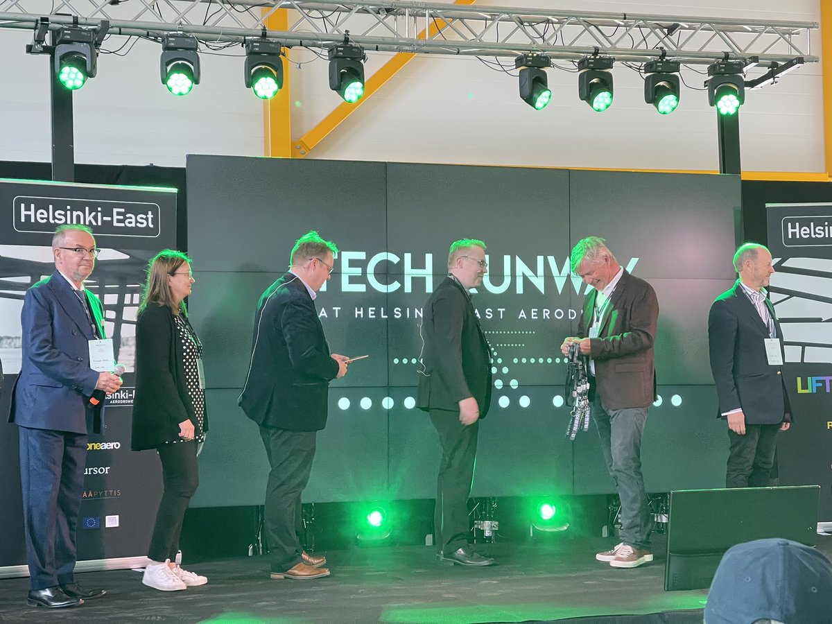 TimoLind's tweet image. Keys given to LIFT partners to access new research building  @RedstoneAERO