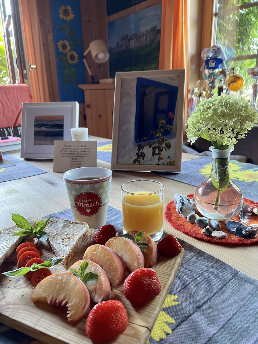 Liebe Grüße vom späten Frühstück. Ich war erst spazieren und hab den Abbau des Pools begonnen. Ich geh da jetzt sowieso nicht mehr rein. Zu kalt.