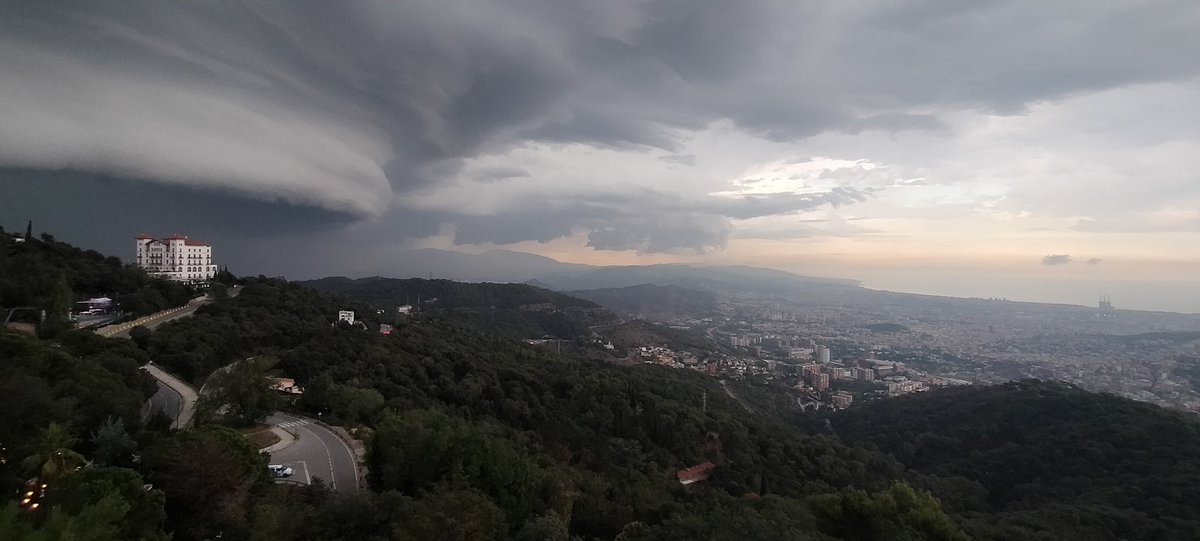 JCatarinaS's tweet photo. Arribada d'una supercel·lula ahir al vespre des del Tibidabo.  No?
@meteocat @eltempsTV3 @MeteoMauri @AlfredRPico https://t.co/UOgAZ48AJH