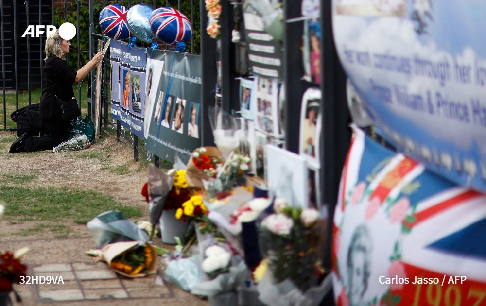 A Londres comme à Paris, des admirateurs ont rendu hommage mercredi à la princesse Diana, 25 ans après sa mort qui a ébranlé la monarchie britannique #AFP 
📷 @cjassopix & @EmmanuelDunand