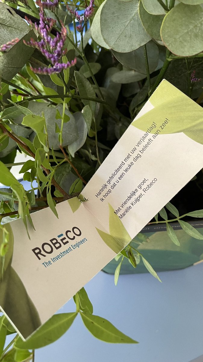 Robeco bellen:
Zij: ‘wat is uw geboortedatum ter verificatie’ 
Ik: ‘ik ben morgen jarig ☺️’
Zij: ‘oh ik zie het, leuk, ga je nog iets leuks doen?’

Volgende dag… (jarig🎈) deurbel… grote bos bloemen met kaartje ⬇️

Wauw @Robeco_NL Heel heel top!!
